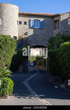 Typische Straße von Port Grimaud mit Häusern und Pflanzen in Frankreich im Frühling Stockfoto