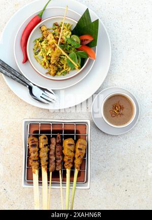 Chicken Satay Stick, Satay Sticks, Hühnchen und gemischte Fleisch Satay Sticks und Erdnusssauce in einem Resort in Bali, Indonesien Stockfoto