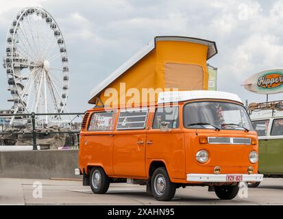 Scheveningen, Niederlande, 26.05.2024, Vintage, orange Volkswagen Kombi-Wohnmobil mit Dachzelt auf der Aircooler Oldtimer-Messe Stockfoto