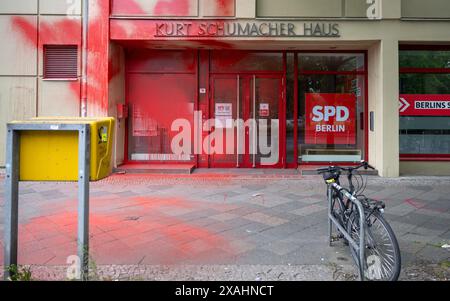 Berlin, Deutschland. Juni 2024. Die Fassade des Kurt-Schumacher-Hauses, Sitz des Berliner SPD-Hauptquartiers, ist nach einem Angriff mit roter Farbe beschmiert. Quelle: Monika Skolimowska/dpa/Alamy Live News Stockfoto