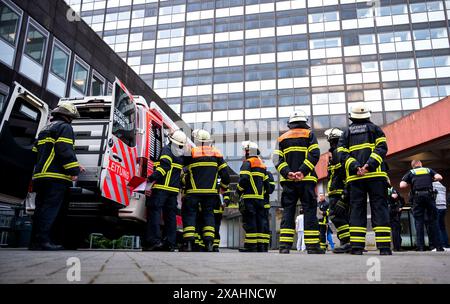 Hamburg, Deutschland. Juni 2024. Feuerwehrleute stehen vor der Asklepios Klinik Altona. Aufgrund mehrerer Kleinbrände in der Asklepios-Klinik in Altona wurde die Hamburger Feuerwehr am Freitagmorgen zu einem Großeinsatz gerufen. (Zu dpa 'Major Operation wegen mehrerer kleiner Brände in der Asklepios Clinic Altona' vom 07.06.2024) Credit: Daniel Bockwoldt/dpa/Alamy Live News Stockfoto