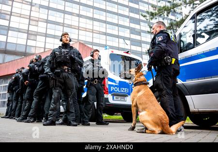 Hamburg, Deutschland. Juni 2024. Polizeibeamte stehen vor der Asklepios Klinik in Altona. Aufgrund mehrerer Kleinbrände in der Asklepios-Klinik in Altona wurde die Hamburger Feuerwehr am Freitagmorgen zu einem Großeinsatz gerufen. (Zu dpa 'Major Operation wegen mehrerer kleiner Brände in der Asklepios Clinic Altona' vom 07.06.2024) Credit: Daniel Bockwoldt/dpa/Alamy Live News Stockfoto