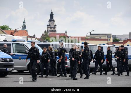 07. Juni 2024, Sachsen, Döbeln: Polizeibeamte versammeln sich auf einem Parkplatz. Die Suche nach der neunjährigen Valeriia, die seit Montag (03.06.2024) vermisst wird, wird am Freitag fortgesetzt. Foto: Robert Michael/dpa Stockfoto