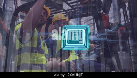 Bild von Vorhängeschloss und Datenverarbeitung über verschiedene Mitarbeiter, die im Lager sprechen Stockfoto