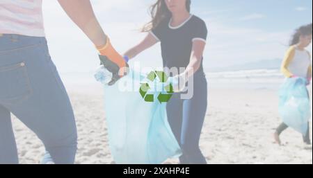 Bild: Recycling-Symbol über dem Strand von Freiwilligen Stockfoto