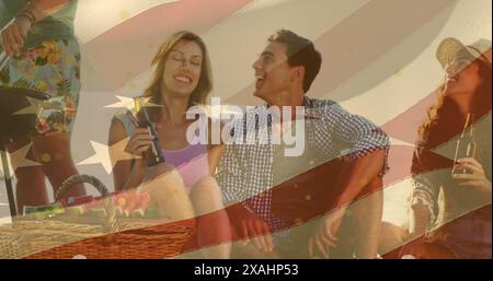 Bild einer amerikanischen Flagge über einer Gruppe von Freunden, die Bier trinken und Picknick machen Stockfoto