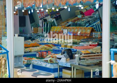 Samcheok City, Südkorea - 18. Mai 2024: Das Innere eines Fischgeschäfts im Hafen von Samcheok, in dem eine große Auswahl an getrocknetem Fisch und Meeresfrüchten angeboten wird Stockfoto