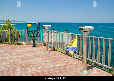 Samcheok City, Südkorea - 18. Mai 2024: Die Aussichtsplattform in der Nähe des Beach Sculpture Park bietet einen Panoramablick auf das Ostmeer. Besucher können t verwenden Stockfoto