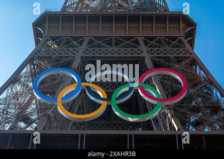 Olympische Ringe auf dem Eiffelturm, berühmtes Denkmal für Paris, Austragung und Organisation der Sportwettkämpfe der Olympischen Sommerspiele Stockfoto