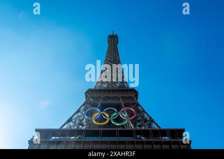 Olympische Ringe auf dem Eiffelturm, berühmtes Denkmal für Paris, Austragung und Organisation der Sportwettkämpfe der Olympischen Sommerspiele Stockfoto