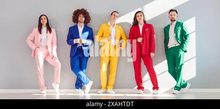 Porträt Einer Gruppe junger Geschäftsleute in bunten Anzügen Stockfoto