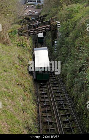 Lynton and Lynmouth Cliffside Railway zeigt die Wagen auf dem Weg. Stockfoto