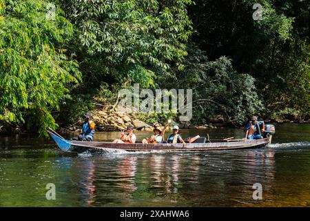 Pahang, Malaysia - 14. Mai 2024 : Touristen, die Kuala Tahan Jetty Motorboote im Tahan River im Taman Negara National Park genießen Stockfoto