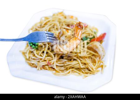 Gestanzte thailändische Fusion-Speisen, gebratene Pasta mit scharfem Chili und Garnelen auf weiß isoliert rühren. Stockfoto