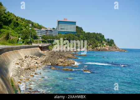 Samcheok City, Südkorea - 18. Mai 2024: Ein malerischer Blick auf die Küstenstraße und das Felice Hotel entlang der felsigen Küste von Samcheok. Das klare b Stockfoto