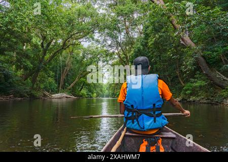 Pahang, Malaysia - 14. Mai 2024 : Touristen, die Kuala Tahan Jetty Motorboote im Tahan River im Taman Negara National Park genießen Stockfoto