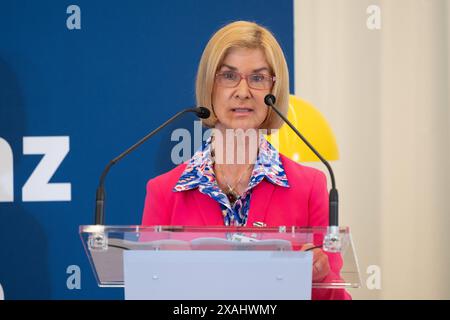 Brigitte MOHN, Mitglied des Vorstands der Bertelsmann-Stiftung, bei Ihrer Rede Einsamkeitskonferenz DU uns eins in der Duesseldorfer Staatskanzlei, 06.06.2024, *** Brigitte MOHN, Mitglied des Vorstands der Bertelsmann Stiftung, während ihrer Rede auf der DU uns eins Einsamkeit Konferenz in der Landeskanzlei Düsseldorf, 06.2024, Stockfoto