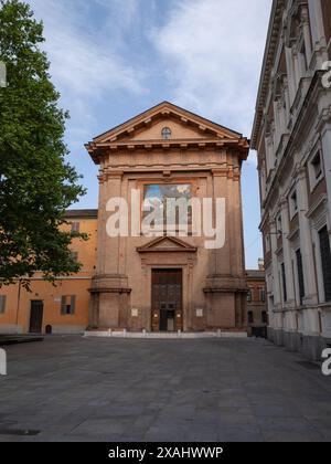 Fassade der Kirche St. Franziskus oder der Pfarrei Unbefleckte Empfängnis in Reggio Emilia, Italien. Stockfoto