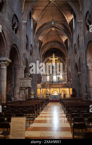 Hauptschiff der Kathedrale in Modena, Italien. Stockfoto