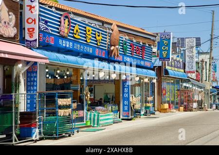 Samcheok City, Südkorea - 18. Mai 2024: Eine Reihe von Fischläden im Hafen von Samcheok, in denen jeweils getrockneter Fisch und andere Meeresfrüchteprodukte angeboten werden, Highlightin Stockfoto