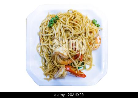 Gestanzte thailändische Fusion-Speisen, gebratene Pasta mit scharfem Chili und Garnelen auf weiß isoliert rühren. Stockfoto