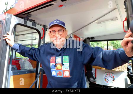 Otto Waalkes bei der Einweihung des Ottifanten-Doppeldeckerbusses an den Landungsbrücken. Hamburg, 06.06.2024 *** Otto Waalkes bei der Einweihung des Ottifanten Doppeldeckerbusses auf den Landungsbrücken Hamburg, 06 06 2024 Foto:xgbrcix/xFuturexImagex otto 4606 Stockfoto