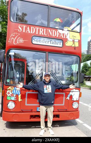 Otto Waalkes bei der Einweihung des Ottifanten-Doppeldeckerbusses an den Landungsbrücken. Hamburg, 06.06.2024 *** Otto Waalkes bei der Einweihung des Ottifanten Doppeldeckerbusses auf den Landungsbrücken Hamburg, 06 06 2024 Foto:xgbrcix/xFuturexImagex otto 4615 Stockfoto