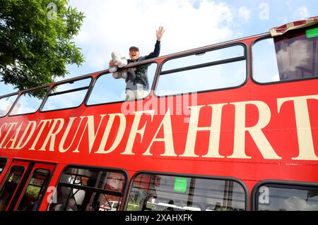 Otto Waalkes bei der Einweihung des Ottifanten-Doppeldeckerbusses an den Landungsbrücken. Hamburg, 06.06.2024 *** Otto Waalkes bei der Einweihung des Ottifanten Doppeldeckerbusses auf den Landungsbrücken Hamburg, 06 06 2024 Foto:xgbrcix/xFuturexImagex otto 4610 Stockfoto