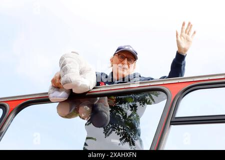 Otto Waalkes bei der Einweihung des Ottifanten-Doppeldeckerbusses an den Landungsbrücken. Hamburg, 06.06.2024 *** Otto Waalkes bei der Einweihung des Ottifanten Doppeldeckerbusses auf den Landungsbrücken Hamburg, 06 06 2024 Foto:xgbrcix/xFuturexImagex otto 4612 Stockfoto