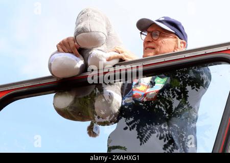 Otto Waalkes bei der Einweihung des Ottifanten-Doppeldeckerbusses an den Landungsbrücken. Hamburg, 06.06.2024 *** Otto Waalkes bei der Einweihung des Ottifanten Doppeldeckerbusses auf den Landungsbrücken Hamburg, 06 06 2024 Foto:xgbrcix/xFuturexImagex otto 4614 Stockfoto