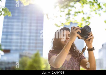 Frau, die Fotos macht, während sie die Stadt bereist Stockfoto