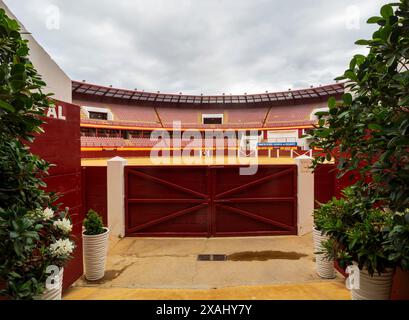 Eingangstor zur Stierkampfarena von Roquetas de Mar in Almeria. Stockfoto