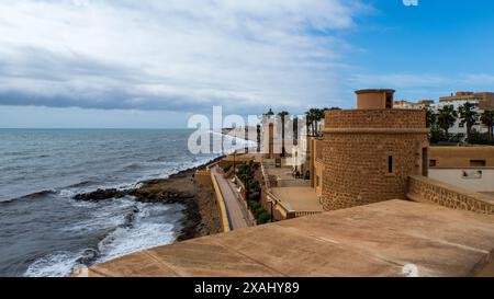 Mittelalterliche Mauern der Burg santa ana in Roquetas de Mar, Almería Stockfoto