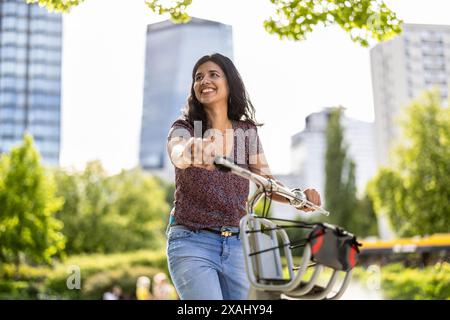 Porträt der Frau mit dem Fahrrad in die Stadt Stockfoto