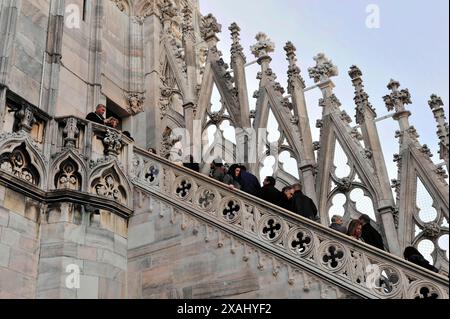 Mailänder Dom, Mailänder Dom, Baubeginn 1386, Abschluss 1858, Mailand, Mailand, Lombardei, Italien, Europa, Touristen auf einer gotischen Treppe Stockfoto