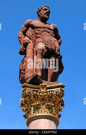 Figur des Herkulesbrunnens, 1705-6 fertiggestellt durch den Bildhauer Johann Martin Laub, Marktplatz, Heidelberg, Baden-Württemberg, Deutschland Stockfoto