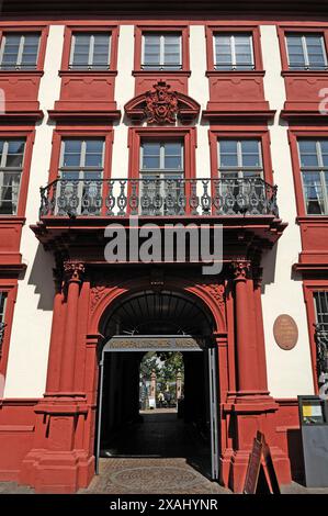 Eingangsportal des Kurpfaelzischen Museums, Hauptstr. 97, Heidelberg, Baden-Württemberg, Deutschland Stockfoto