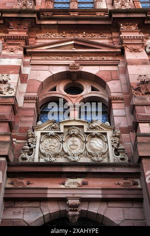 Kurfürstliches Wappen über dem Eingangstor von der Talseite zur 1689 zerstörten Burgruine, Schlosshof Heidelberg Stockfoto