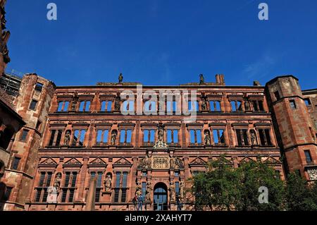 Heidelberger Burgruine, erstmals 1698 zerstört, gesamte Fassade des Ottheinrich-Gebäudes, erbaut 1556–1559, Schlosshof Heidelberg Stockfoto