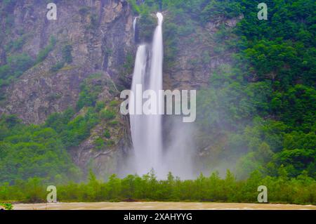 Wunderschöner Wasserfall in Langzeitbelichtung in einem Bergtal in Soldino im Tal Maggia, Tessin, Schweiz Stockfoto