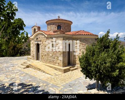 Kleine Kirchenkapelle im byzantinischen Stil auf dem Gelände der UNESCO-Stätte Orthodox Griechisch Orthodox Kloster Moni Odigitria Stockfoto