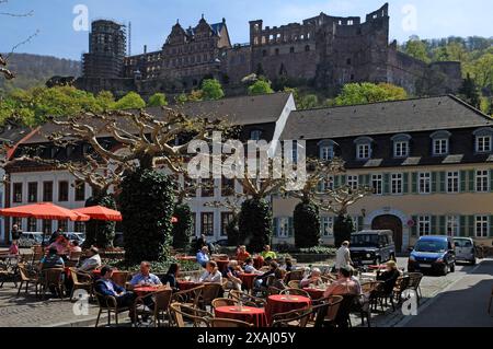 Blick auf das Heidelberger Schloss vom Karlsplatz Cafe aus mit Gästen vor dem Karlsplatz, Heidelberg, Baden-Württemberg, Deutschland Stockfoto