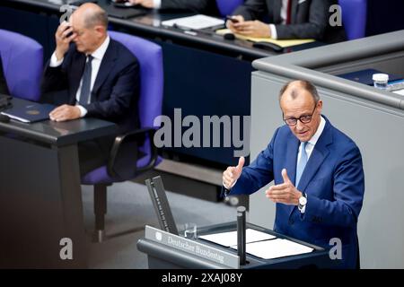 CDU-Fraktionsvorsitzender Friedrich Merz, rechts, spricht im Bundestag, im Hintergrund Bundeskanzler Olaf Scholz, Berlin Stockfoto