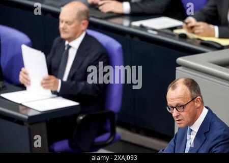 CDU-Fraktionsvorsitzender Friedrich Merz, rechts, spricht im Bundestag, im Hintergrund Bundeskanzler Olaf Scholz, Berlin Stockfoto