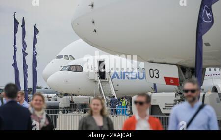 Emirates Airbus A380, Airbus A321, ILA 2024, Internationale Luft- und Raumfahrtausstellung Berlin, Schönefeld, Brandenburg, Deutschland Stockfoto