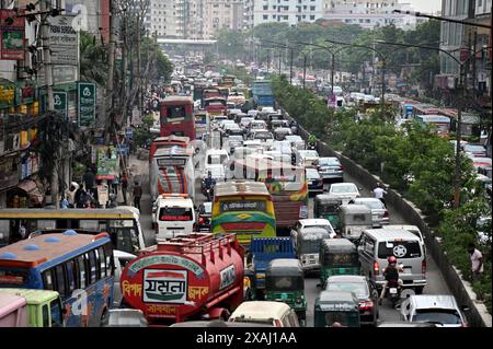 Dhaka, Bangladesch. Juni 2024. Die Bewohner sitzen am 6. Juni 2024 in einem Stau in Dhaka, Bangladesch. Bangladesch entwickelt mehrere Megastrukturen, um berüchtigte Verkehrsstaus zu reduzieren. Foto: Habibur Rahman/ABACAPRESS. COM Credit: Abaca Press/Alamy Live News Stockfoto