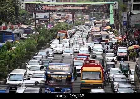 Dhaka, Bangladesch. Juni 2024. Die Bewohner sitzen am 6. Juni 2024 in einem Stau in Dhaka, Bangladesch. Bangladesch entwickelt mehrere Megastrukturen, um berüchtigte Verkehrsstaus zu reduzieren. Foto: Habibur Rahman/ABACAPRESS. COM Credit: Abaca Press/Alamy Live News Stockfoto