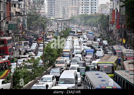 Dhaka, Bangladesch. Juni 2024. Die Bewohner sitzen am 6. Juni 2024 in einem Stau in Dhaka, Bangladesch. Bangladesch entwickelt mehrere Megastrukturen, um berüchtigte Verkehrsstaus zu reduzieren. Foto: Habibur Rahman/ABACAPRESS. COM Credit: Abaca Press/Alamy Live News Stockfoto