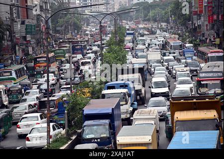 Dhaka, Bangladesch. Juni 2024. Die Bewohner sitzen am 6. Juni 2024 in einem Stau in Dhaka, Bangladesch. Bangladesch entwickelt mehrere Megastrukturen, um berüchtigte Verkehrsstaus zu reduzieren. Foto: Habibur Rahman/ABACAPRESS. COM Credit: Abaca Press/Alamy Live News Stockfoto