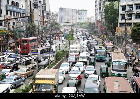Dhaka, Bangladesch. Juni 2024. Die Bewohner sitzen am 6. Juni 2024 in einem Stau in Dhaka, Bangladesch. Bangladesch entwickelt mehrere Megastrukturen, um berüchtigte Verkehrsstaus zu reduzieren. Foto: Habibur Rahman/ABACAPRESS. COM Credit: Abaca Press/Alamy Live News Stockfoto
